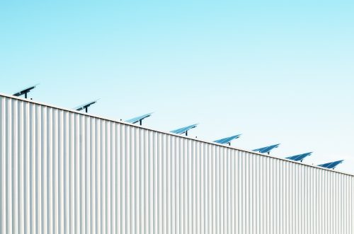 Des panneaux solaires sur le toit d'un entrepôt
