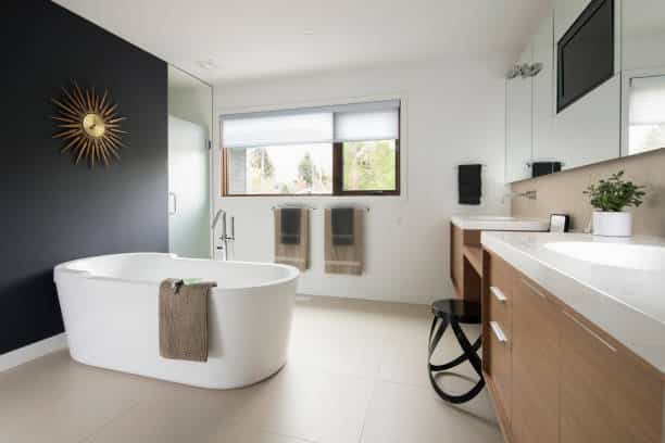 Salle de bain moderne et spacieuse
