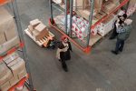 préparateurs de commande qui travaillent dans un entrepôt de logistique